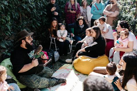 Visão geral da roda de vivência com animais e a coruja no suporte.'