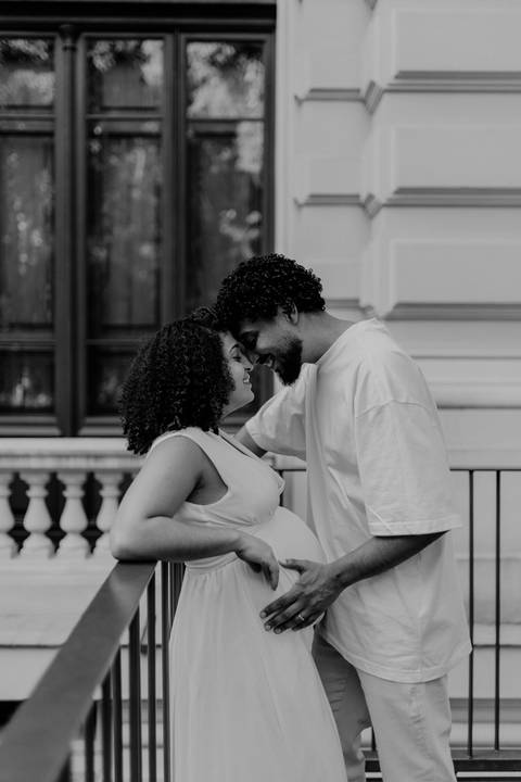 Retrato do casal em preto e branco com rostos bem próximos.'