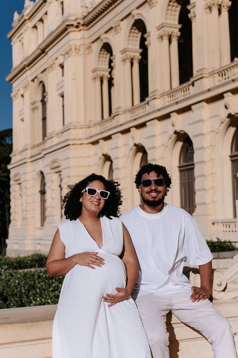 Casal usando óculos de sol modernos e sorrindo para a câmera.'