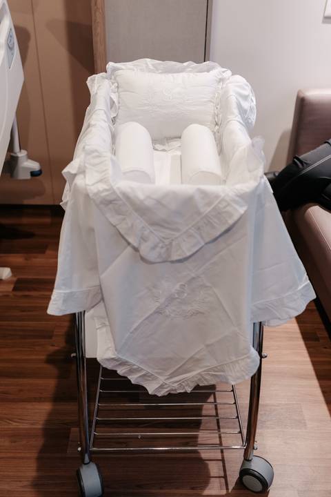 Maternê e roupas do bebê preparadas e organizadas no berço.'