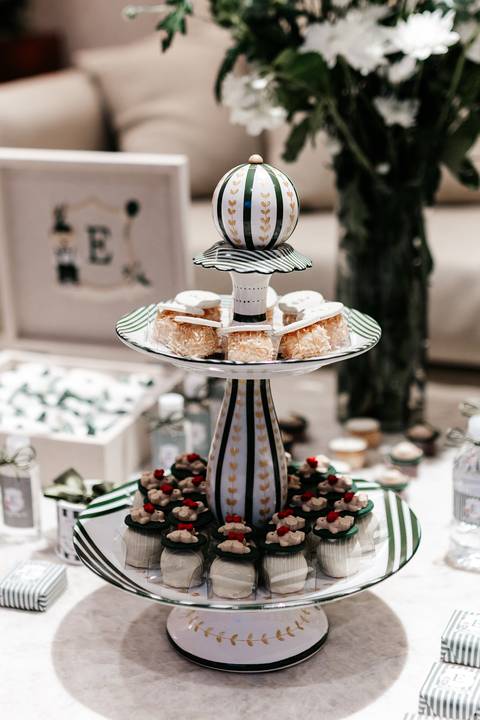 Torre de doces finos na mesa de recepção de maternidade.'