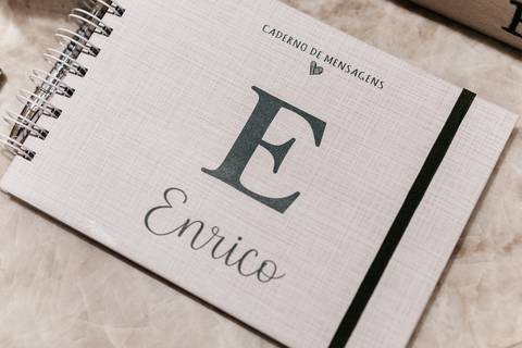 Caderno de visitas e mensagens bordado com o nome 
