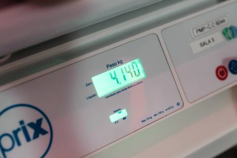Balança pediátrica marcando o peso de nascimento do bebê (4,140 kg).'