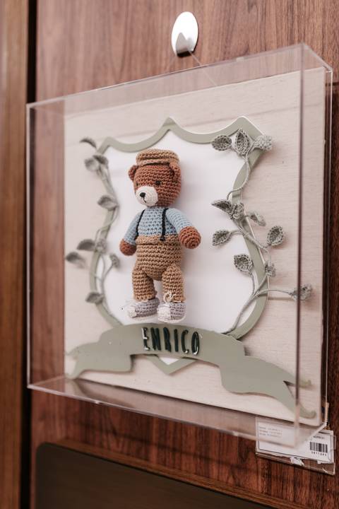 Enfeite de porta de maternidade com ursinho em amigurumi e nome 