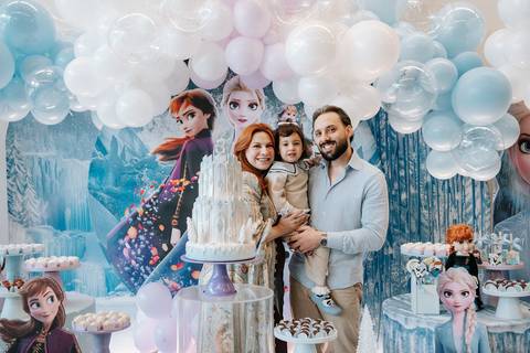 Zoe recebendo carinho da família durante sua festa de aniversário'