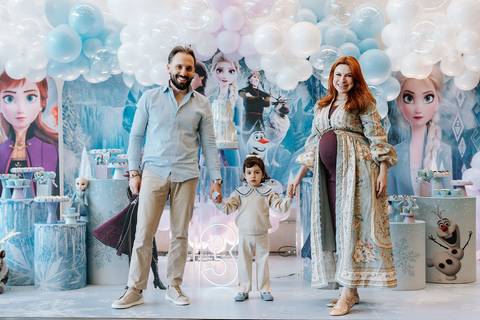 Família celebrando os 3 anos da Zoe em festa infantil temática'