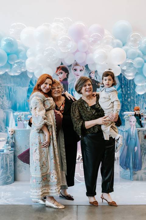 Sarah grávida ao lado da família durante a festa da Zoe'