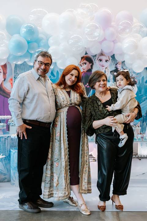 Zoe recebendo carinho da família durante sua festa de aniversário'