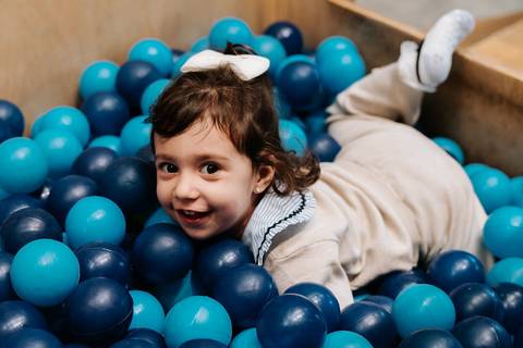 Zoe se divertindo em sua festa de aniversário no tema Frozen'