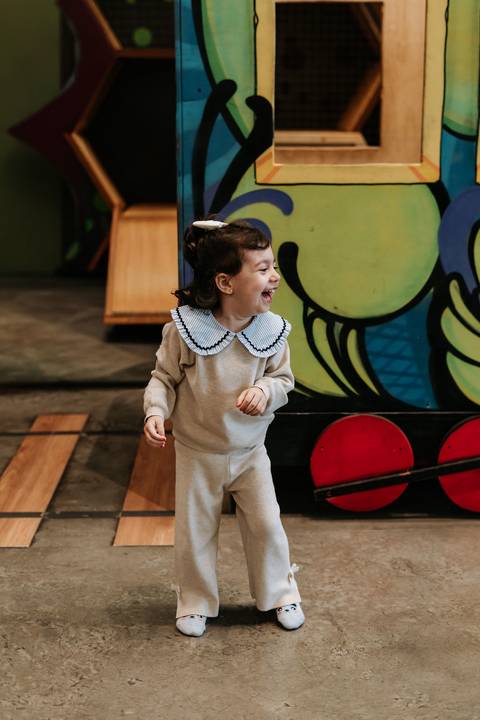 Zoe brincando durante sua festa no tema Frozen '