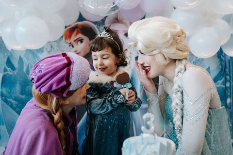 Zoe sorrindo com os personagens do filme Frozen'