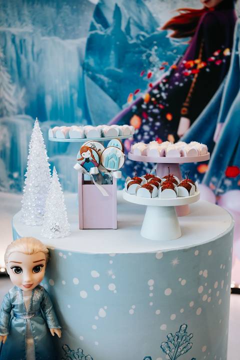 Detalhes da decoração Frozen na festa de aniversário da Zoe'