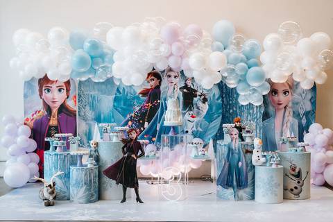 Decoração da festa de 3 anos da Zoe inspirada no filme Frozen'