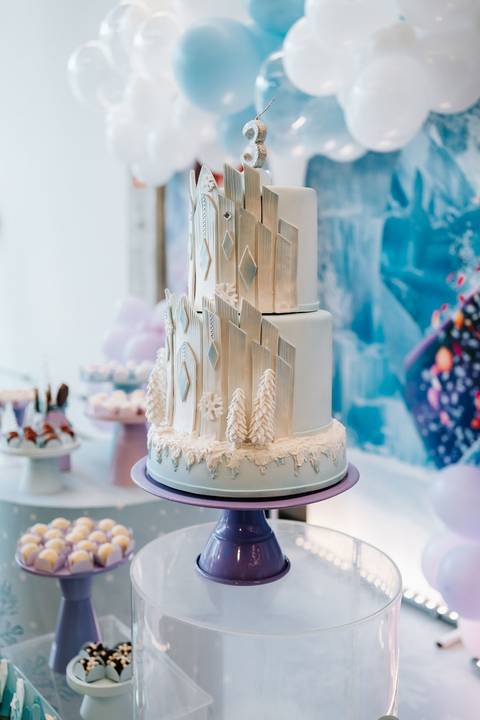 Bolo de aniversário da Zoe com decoração inspirada em Frozen'