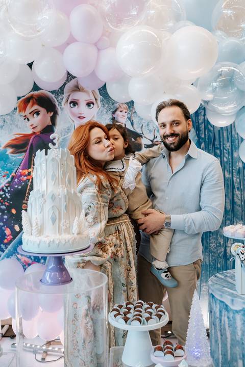 Momento especial em família durante festa de aniversário'