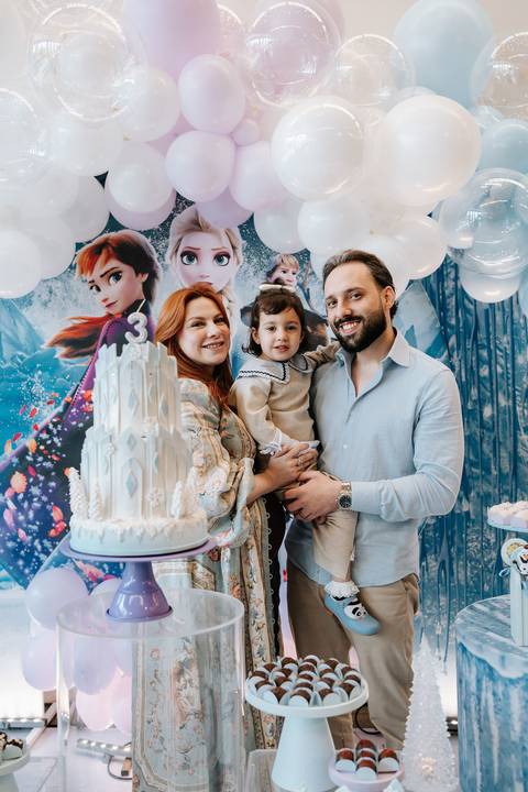 Zoe recebendo carinho da família durante sua festa de aniversário'