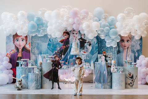 Zoe comemorando seus 3 anos em festa com tema Frozen'