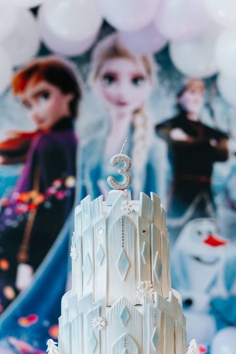 Bolo de aniversário da Zoe com decoração inspirada em Frozen'