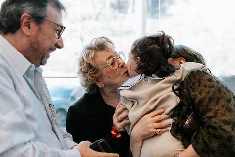 Zoe brincando com familiares durante sua festa de 3 anos'