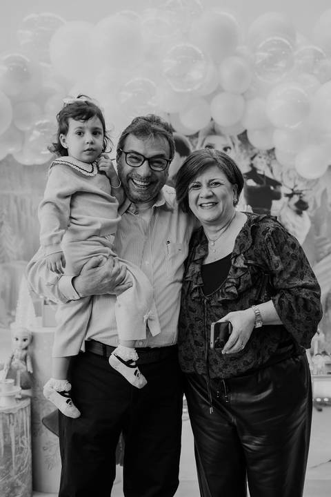 Zoe recebendo carinho da família durante sua festa de aniversário'