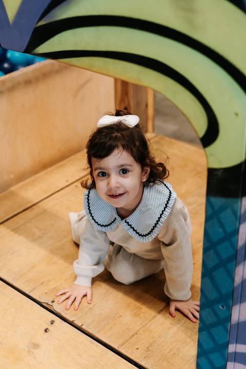 Zoe brincando durante sua festa de aniversário com tema Frozen'