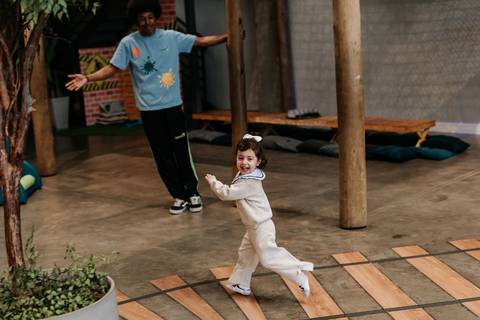 Zoe participando das brincadeiras durante sua festa de 3 anos'