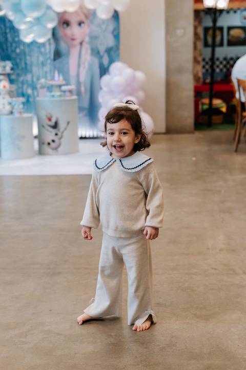 Foto da Zoe comemorando seus 3 anos em festa com tema Frozen'