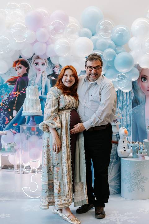 Sarah grávida ao lado da família durante a festa da Zoe'