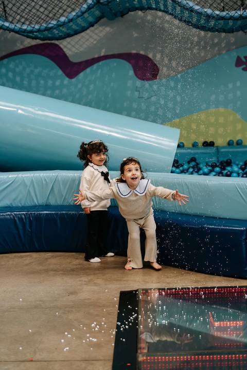 Momento de alegria da Zoe durante sua festa infantil de 3 anos'