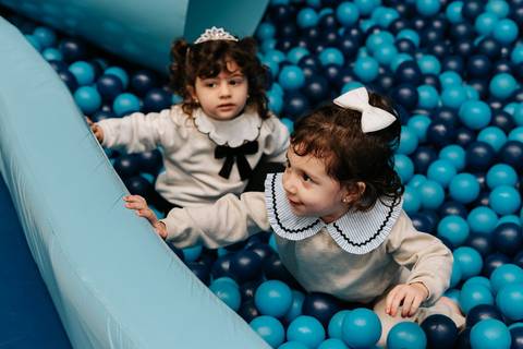 Zoe brincando com amigas durante sua festa de 3 anos'