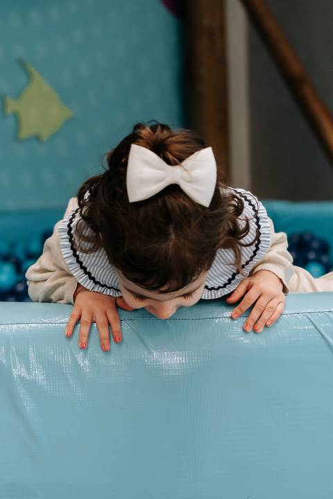 Zoe brincando durante sua festa de 3 anos no tema Frozen'