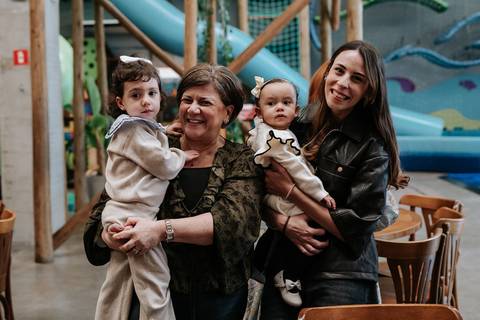 Zoe aproveitando a festa de aniversário ao lado dos familiares'