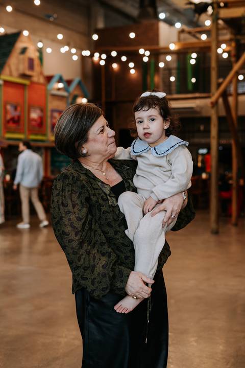 Momentos espontâneos da família durante aniversário infantil com tema Frozen'