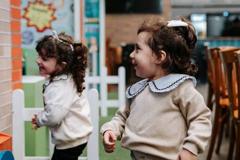Zoe brincando com familiares durante sua festa de 3 anos'