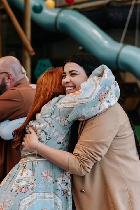 Momentos espontâneos da família durante aniversário infantil com tema Frozen'