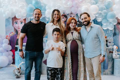 Convidados reunidos para celebrar o aniversário de Zoe'