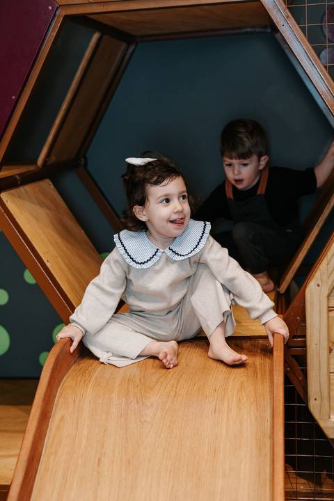 Zoe brincando durante sua festa de aniversário com tema Frozen'