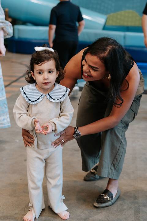 Zoe brincando com familiares durante sua festa de 3 anos'