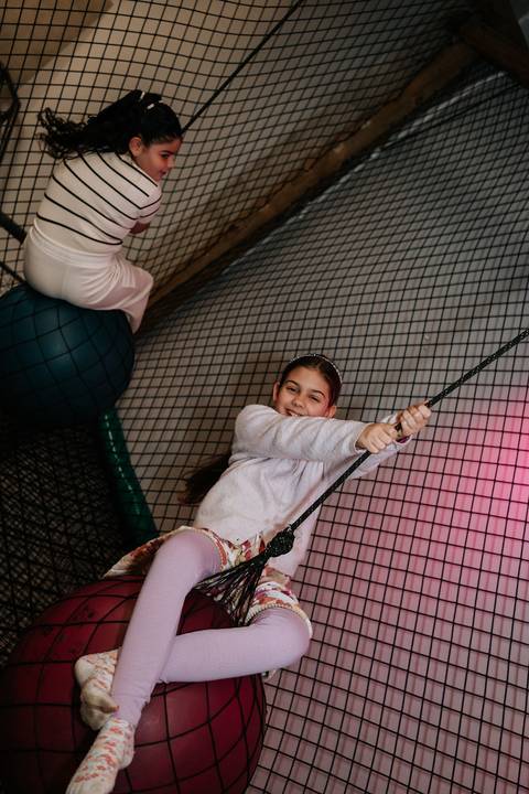 Crianças se divertindo durante a festa de aniversário da Zoe'