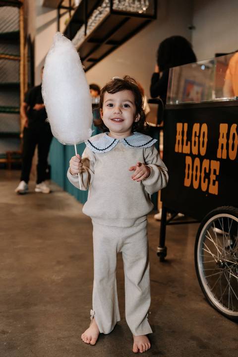 Zoe brincando durante sua festa de aniversário no tema Frozen'