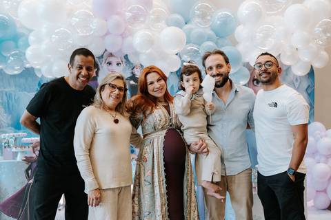 Convidados reunidos para celebrar o aniversário de Zoe'