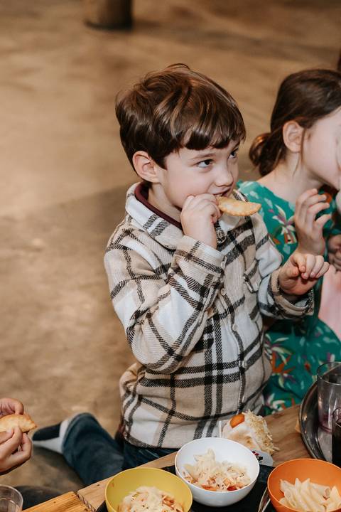 Crianças se divertindo durante a festa de aniversário da Zoe'