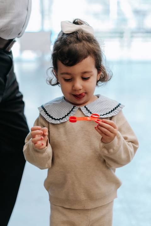 Zoe brincando durante sua festa de aniversário com tema Frozen'
