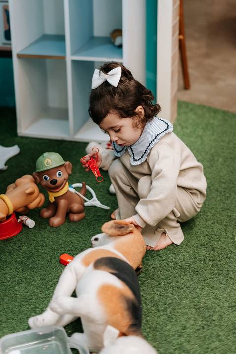 Zoe participando das brincadeiras durante sua festa de 3 anos'