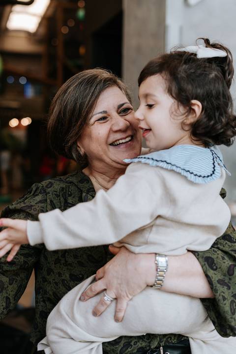 Zoe interagindo com os convidados durante sua festa infantil'
