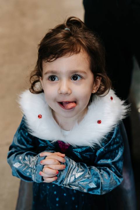 Registro espontâneo da Zoe durante seu aniversário de 3 anos no tema Frozen
'