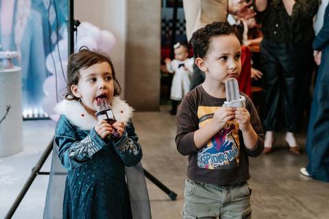Zoe se divertindo em sua festa de aniversário no tema Frozen'