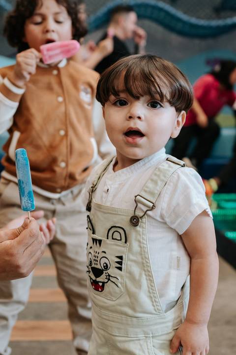 Crianças se divertindo em festa infantil com tema Frozen'