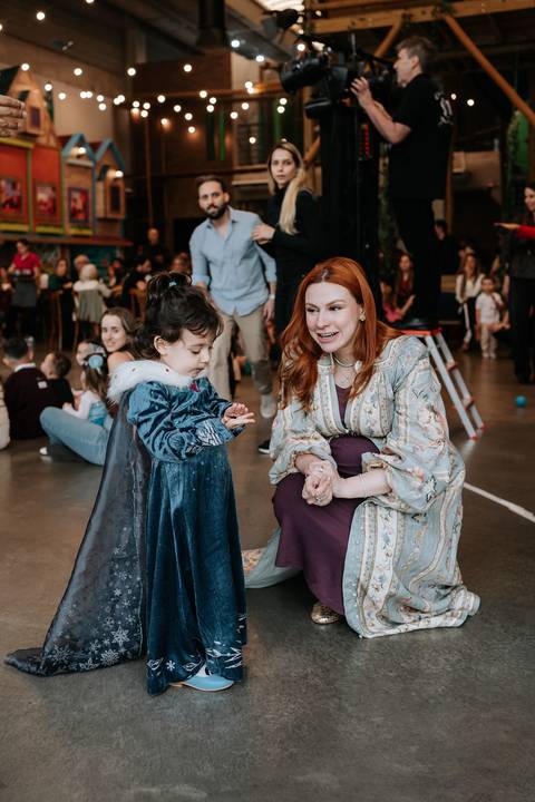 Sarah grávida ao lado da filha Zoe durante a festa de aniversário'