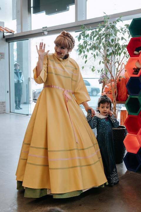 Zoe acompanhando a apresentação especial de sua festa de aniversário'